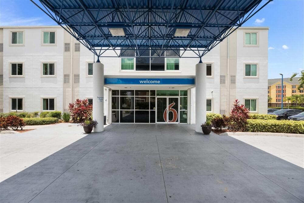 Motel 6 Orlando International Drive exterior