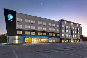 Tru by Hilton Dallas Fort Worth Airport North exterior