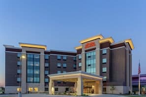 Hampton Inn Burlington exterior