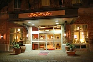 Hampton Inn Alexandria Old Town exterior