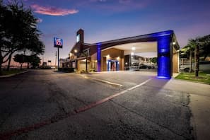 Motel 6 Dallas Plano Northeast exterior