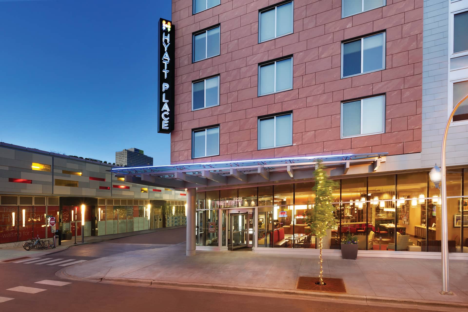 Hyatt Place Chicago South/University Medical Center exterior