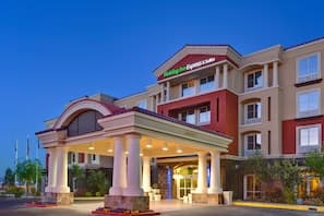 Holiday Inn Express & Suites Las Vegas SW Spring Valley exterior