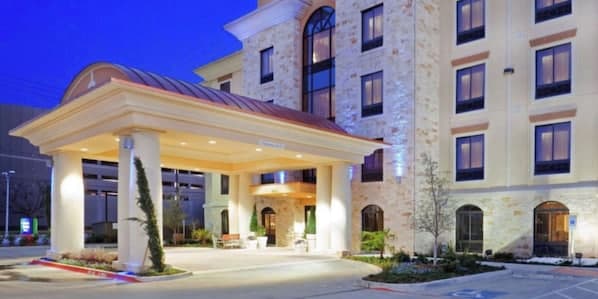 SpringHill Suites Dallas Medical/Market Center exterior