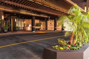 DoubleTree by Hilton Los Angeles Downtown exterior