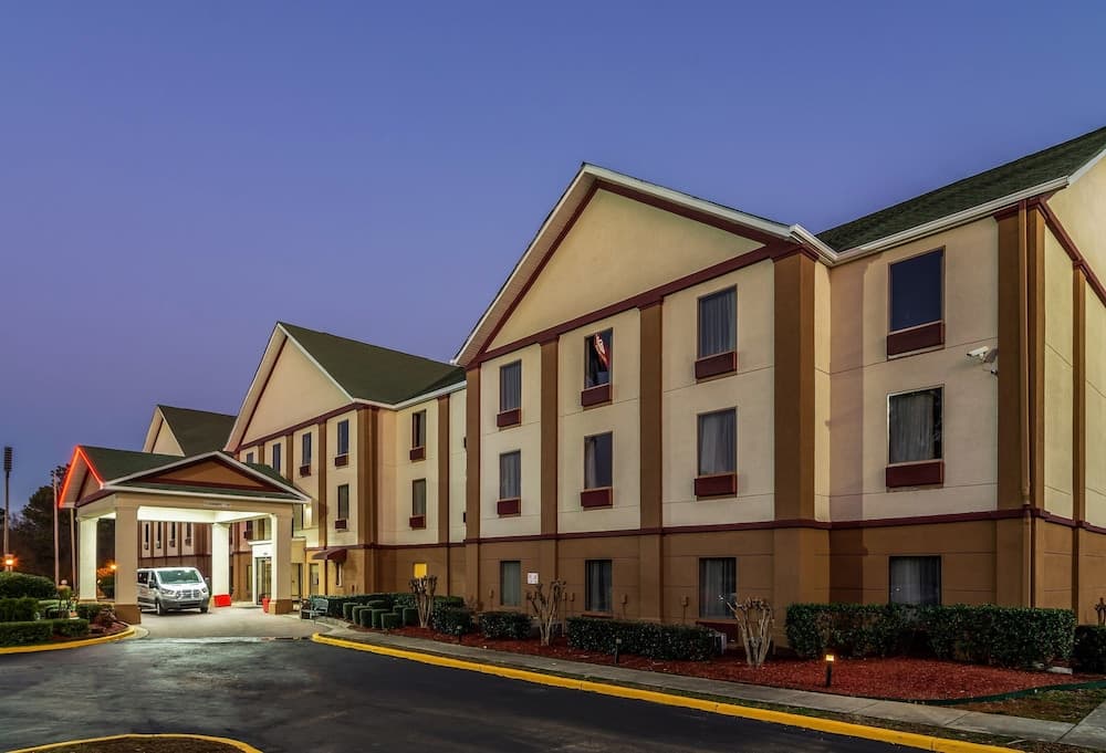 Red Roof Inn Atlanta Airport exterior