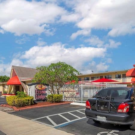 Econo Lodge Fort Lauderdale Airport exterior