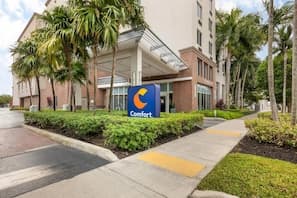 Comfort Suites Miami Airport North exterior