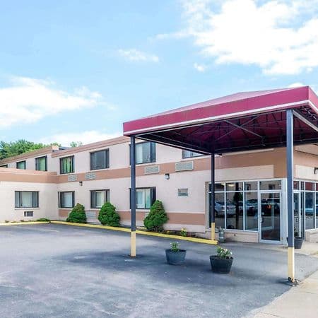 Super 8 by Wyndham Boston/Cambridge/Watertown exterior