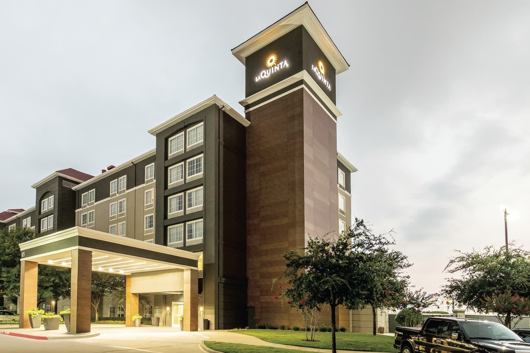 La Quinta Inn & Suites Arlington North exterior
