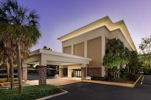 Hampton Inn Fort Lauderdale Airport North exterior