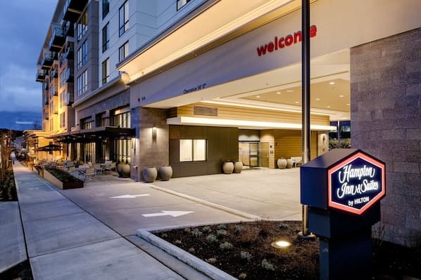 Spark by Hilton Seattle Northgate exterior