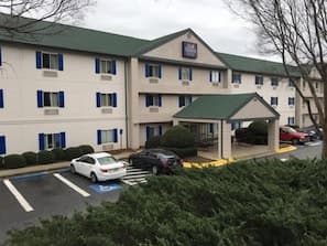 InTown Suites Extended Stay Atlanta Buckhead exterior