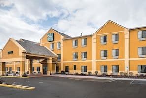 Quality Inn & Suites Romeoville exterior