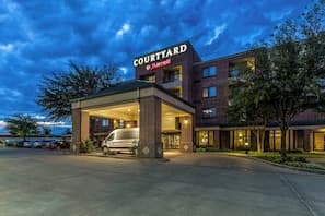 Courtyard by Marriott DFW Airport South