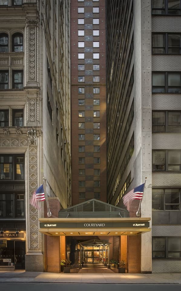 Courtyard by Marriott New York Manhattan exterior
