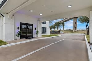 Americas Best Value Inn Dallas exterior