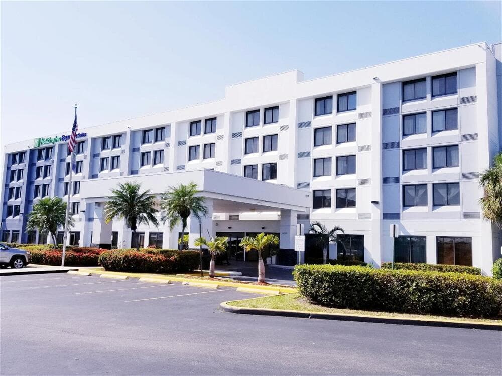 Holiday Inn Express Hialeah exterior