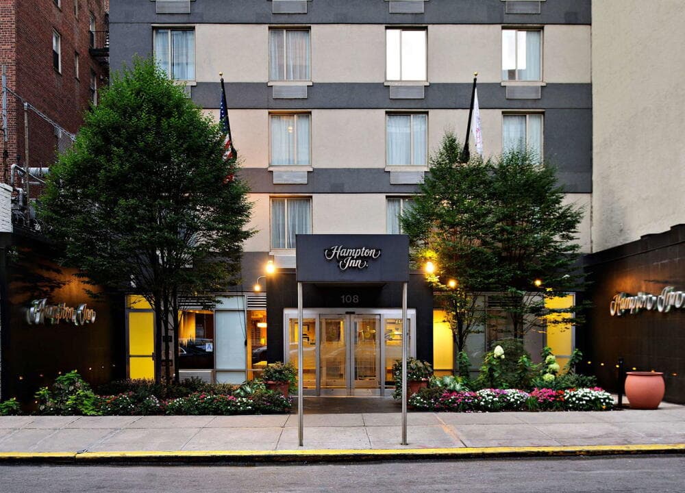 Hampton Inn Manhattan/Chelsea exterior