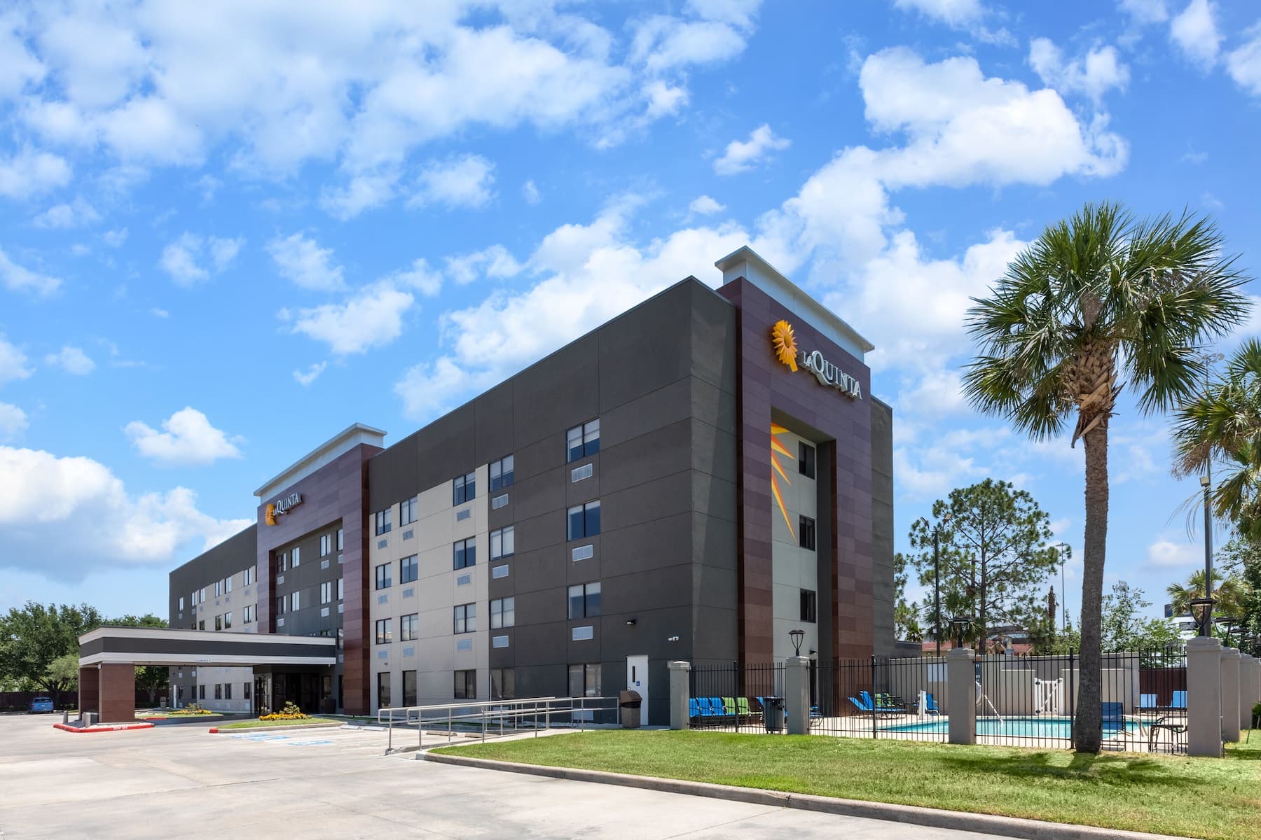 La Quinta Inn & Suites Houston North exterior