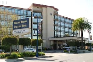 Studio 6 Oakland Airport exterior