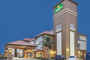 La Quinta Inn & Suites Houston Galleria exterior
