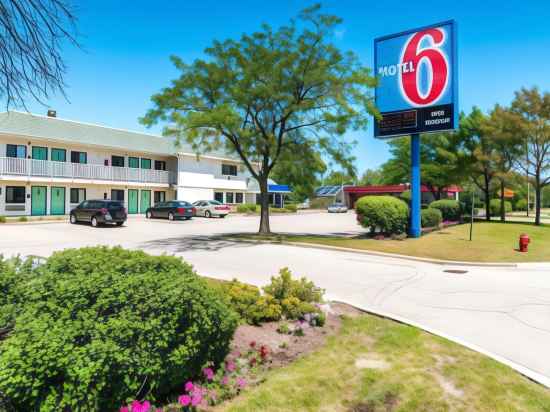 Quality Inn & Suites Chicago Schiller Park exterior