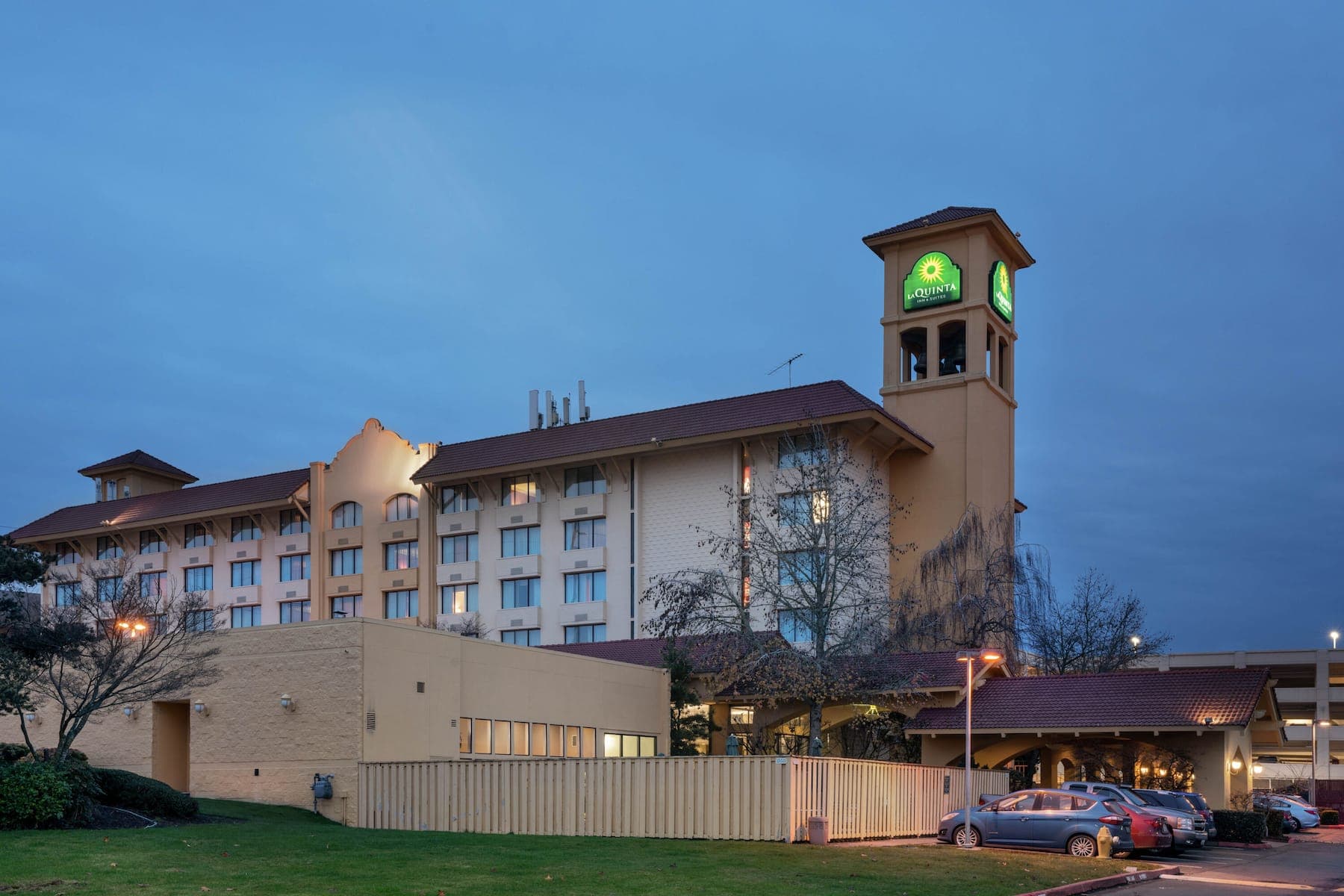 La Quinta Inn & Suites Seattle Sea-Tac Airport exterior