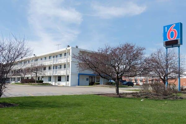 Motel 6 Aurora exterior