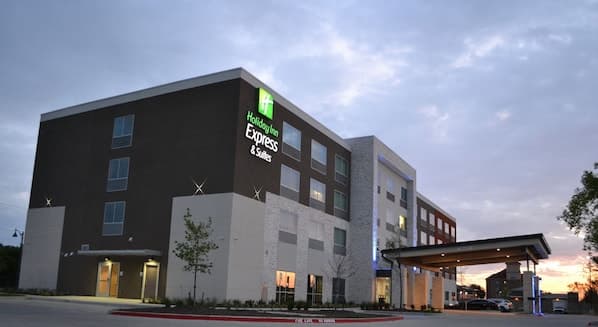 Holiday Inn Express & Suites McKinney exterior