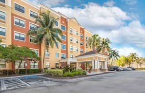 Extended Stay America Miami Airport Doral exterior