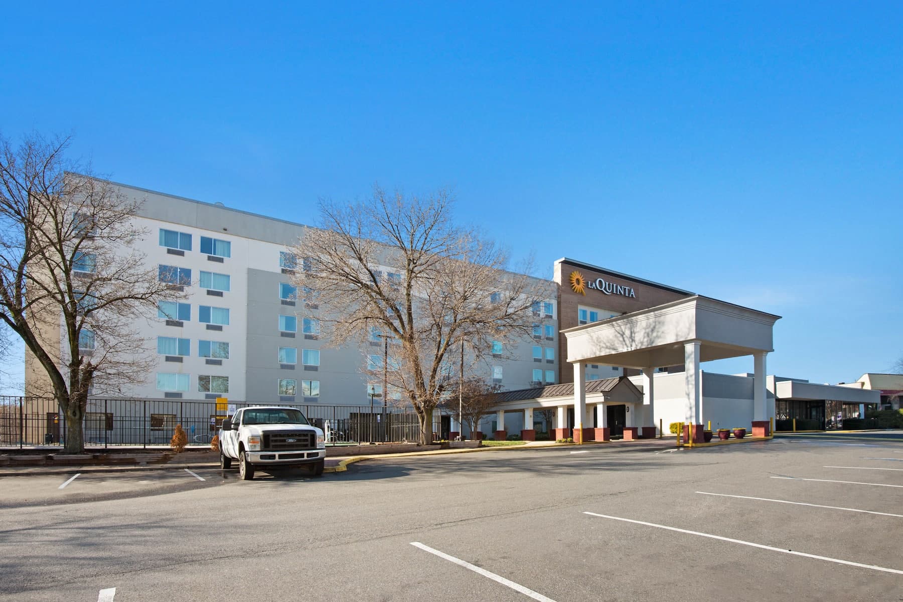 La Quinta Inn & Suites DC Metro Capitol Beltway exterior
