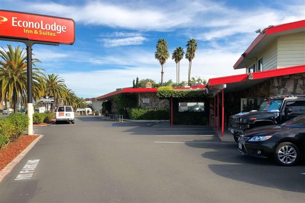 Econo Lodge Oakland Airport exterior
