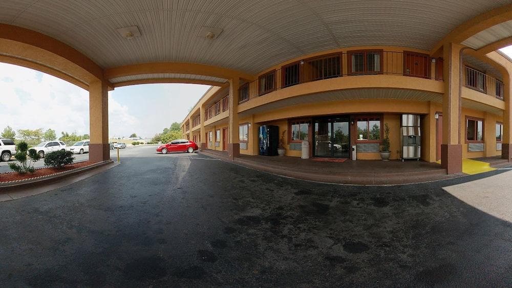 Econo Lodge Atlanta Airport exterior