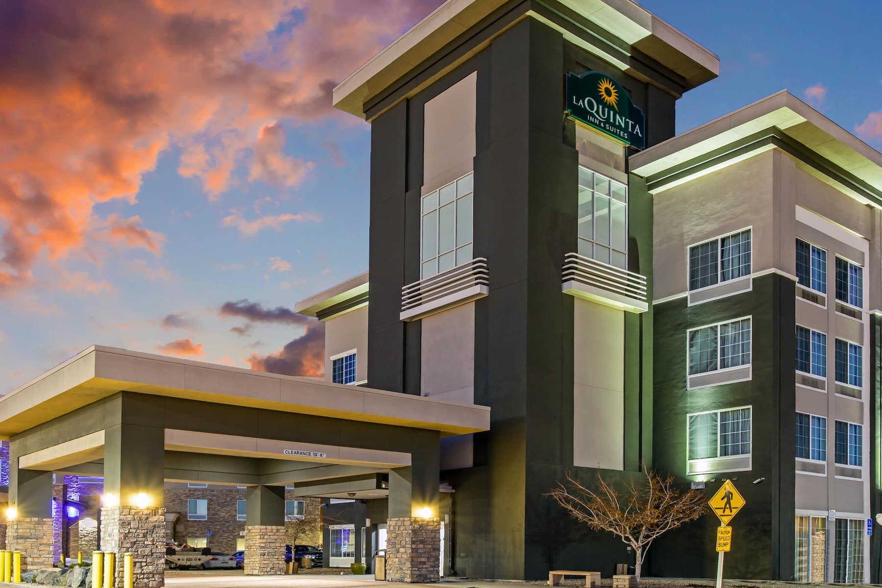 La Quinta Inn & Suites Denver Downtown exterior