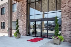 Comfort Inn JFK Airport exterior