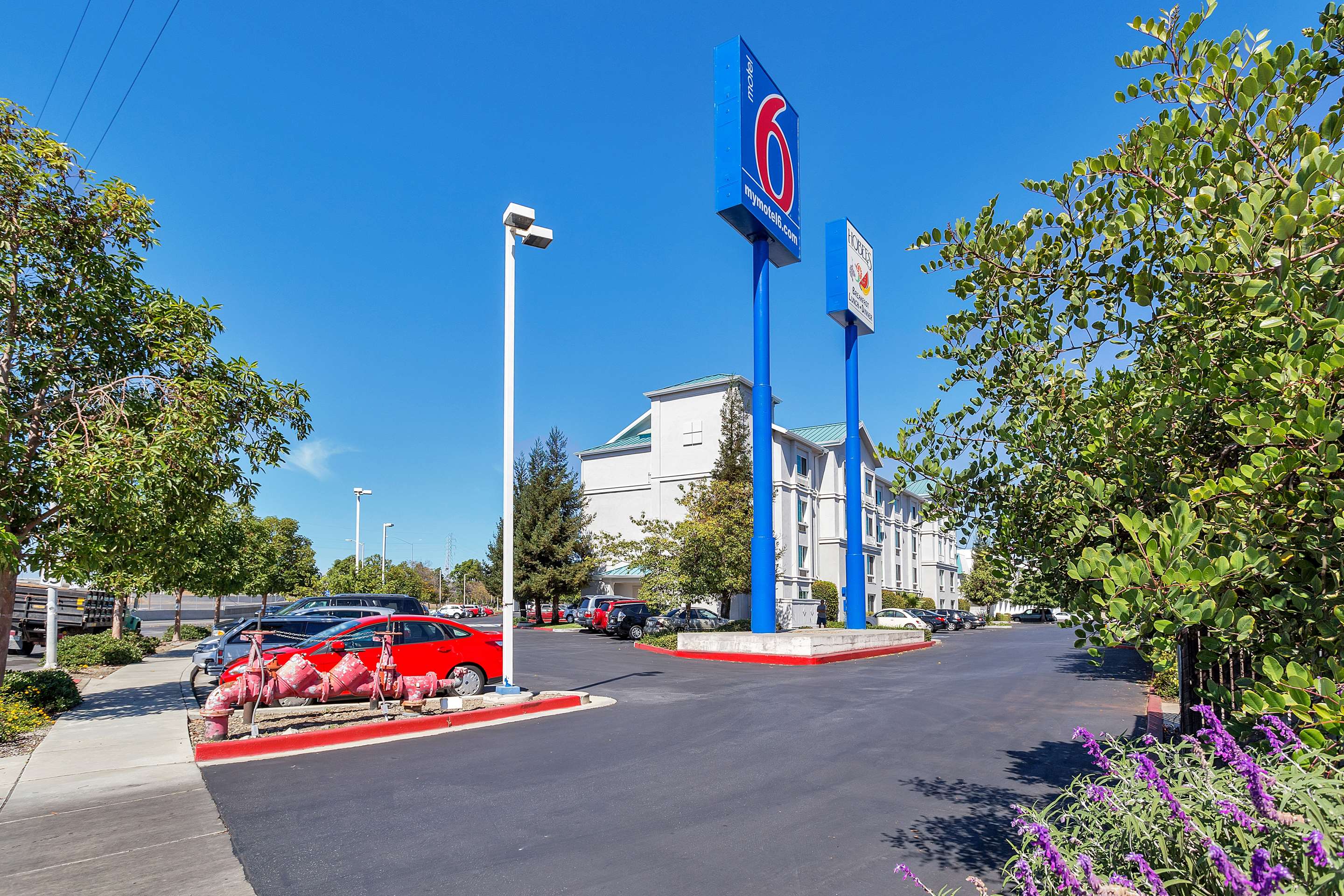 Motel 6 San Francisco Redwood City exterior