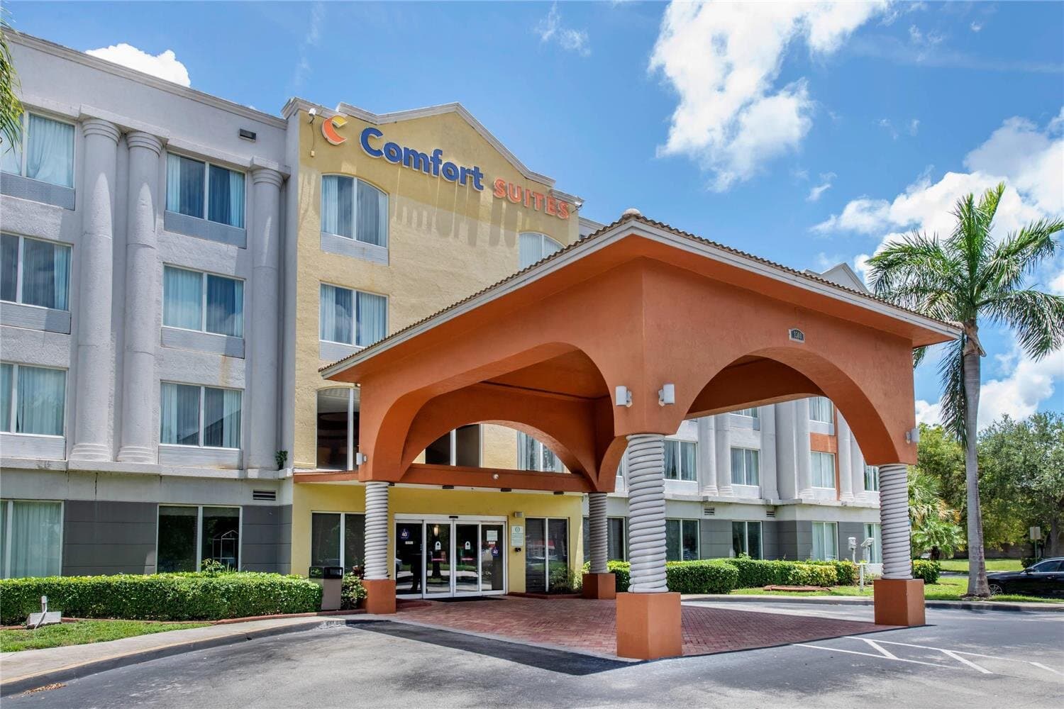 Comfort Inn & Suites Fort Lauderdale West Turnpike exterior