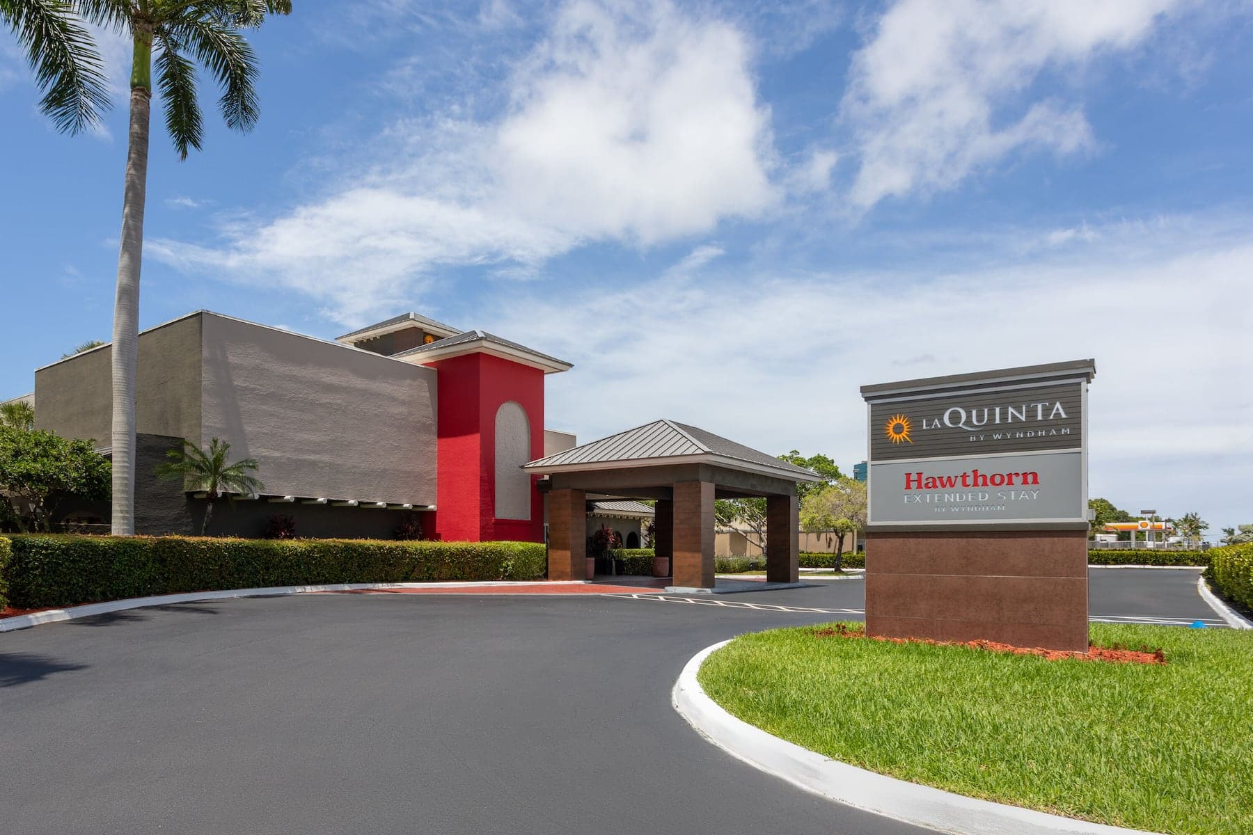 La Quinta Inn & Suites Fort Lauderdale Cypress Creek exterior