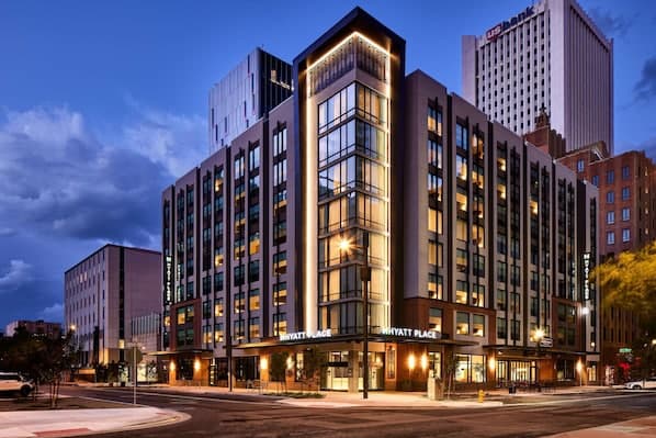 Hyatt Place Phoenix Downtown exterior