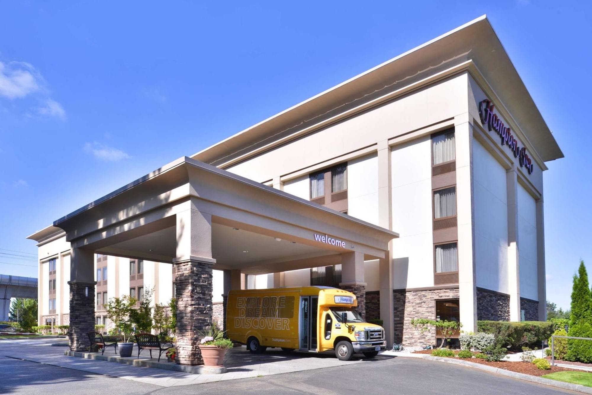 Hampton Inn Seattle Airport exterior