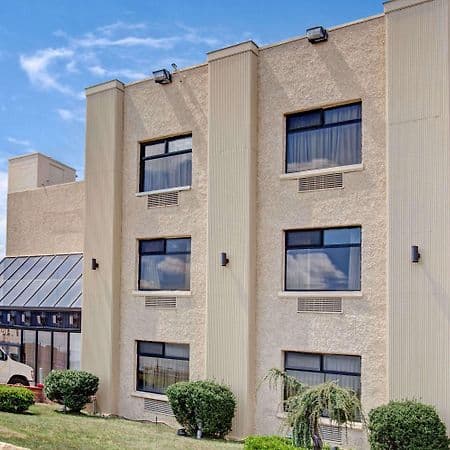 Super 8 by Wyndham Jamaica North Conduit exterior